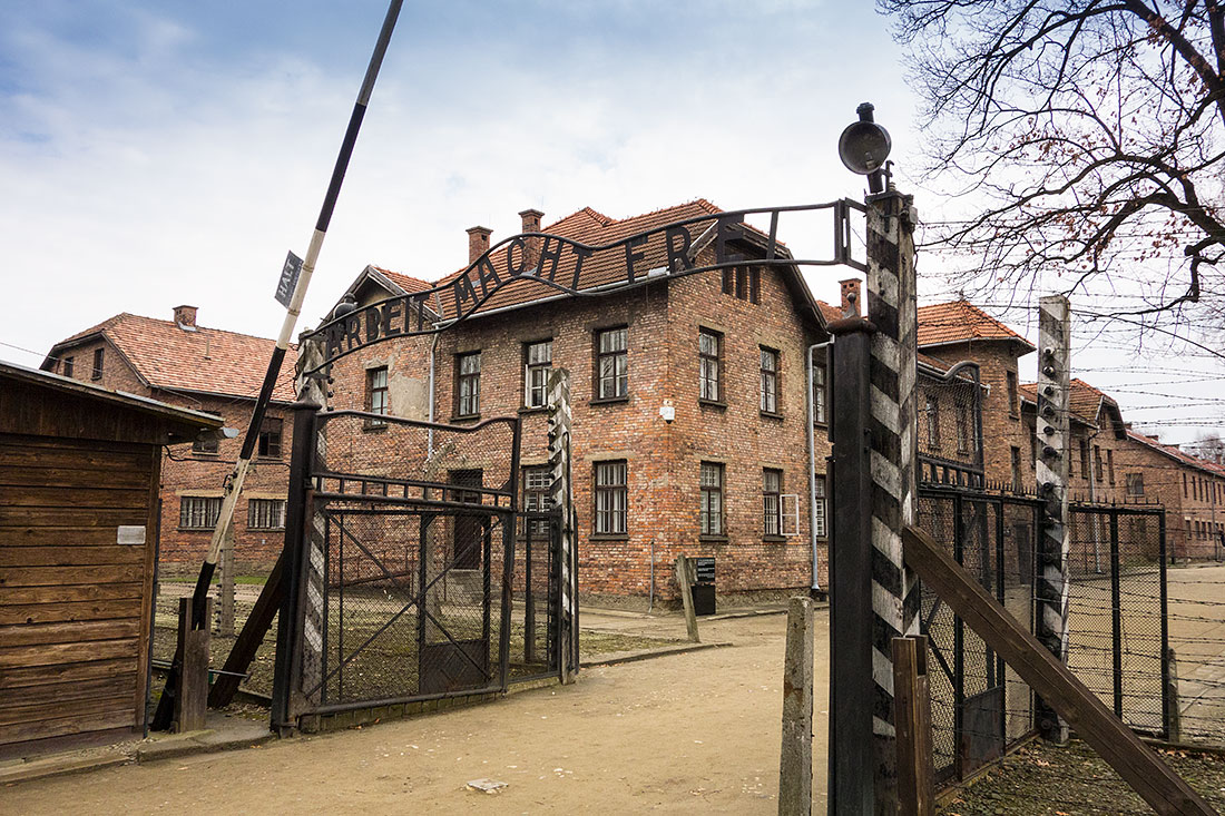 AUSCHWITZ - PRZESTROGA DLA LUDZKOŚCI     